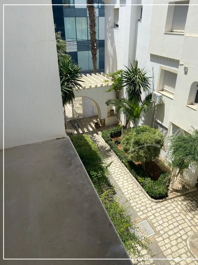 un bel appartement S+3 à vendre, situé dans un quartier résidentiel agréable à La Soukra