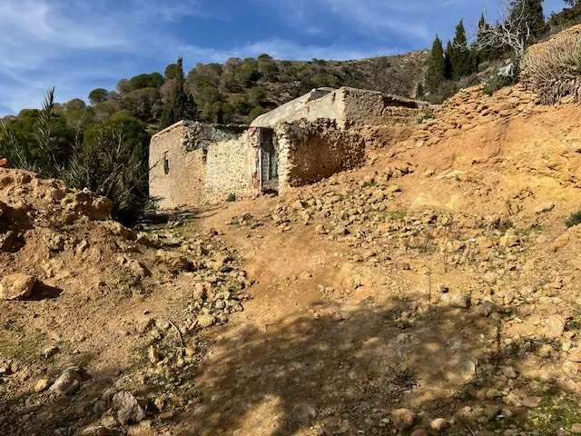 SURPLOMBE LE VIEUX PORT DE GHAR EL MELEH
