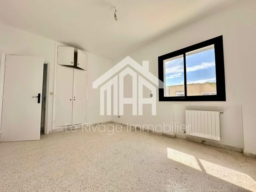 d'un magnifique duplex jumelé des deux côtés situé à Marsa, cité Tabak