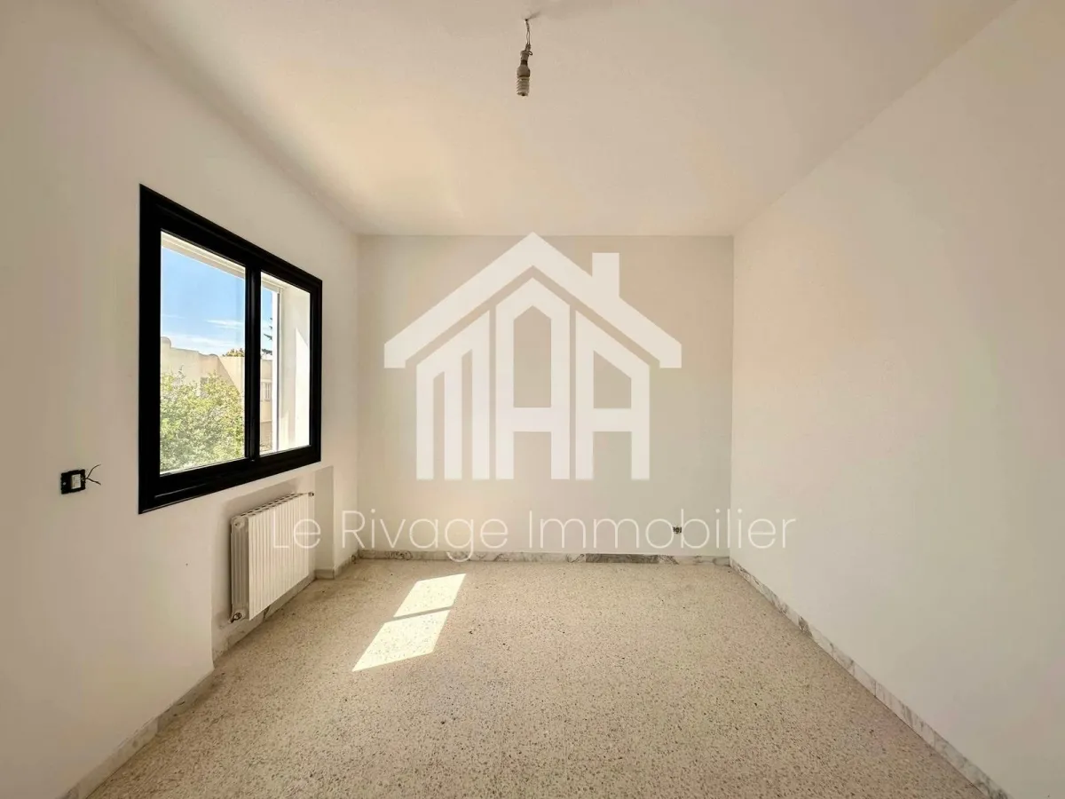 d'un magnifique duplex jumelé des deux côtés situé à Marsa, cité Tabak