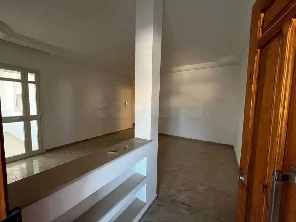 un étage s+2 au 1er étage a louer situé a Cité Les Officiers Khaznadar