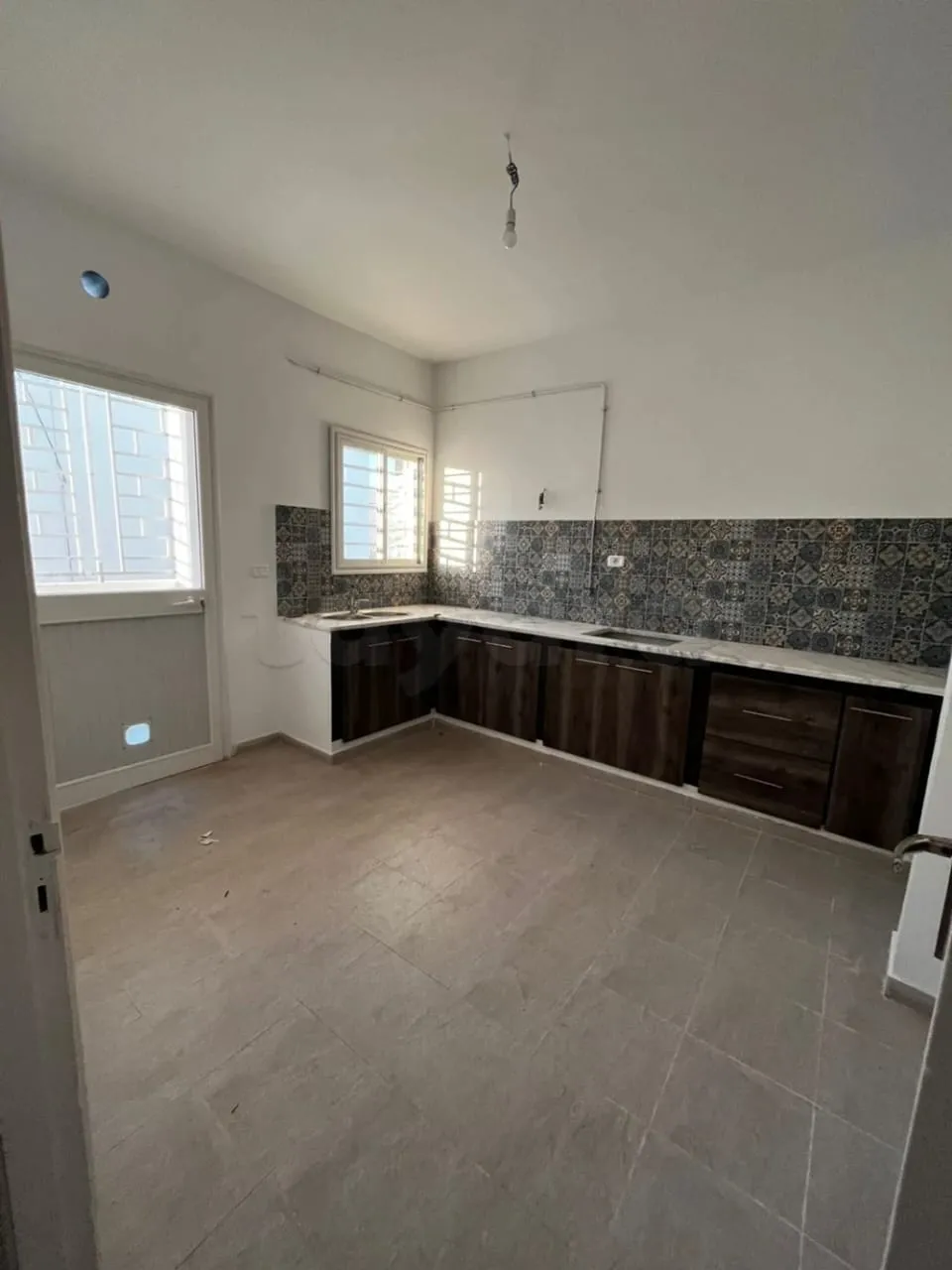 un étage s+2 au 1er étage a louer situé a Cité Les Officiers Khaznadar