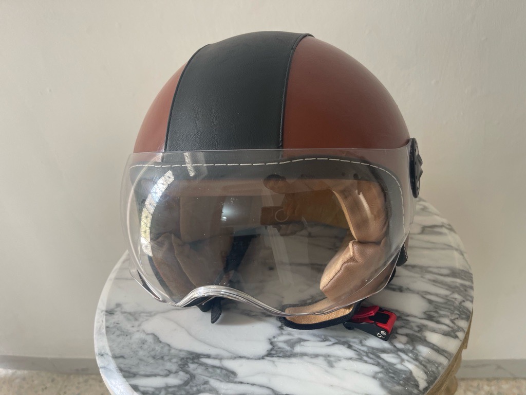 Casque de moto en cuire tres bon état