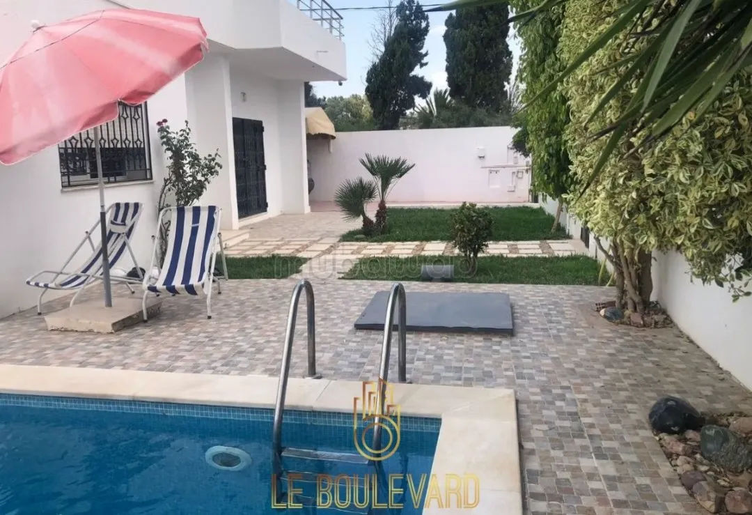 A vendre une villa duplex S+4 avec piscine, située à proximité de l’hôtel Sindbad, Hammamet.