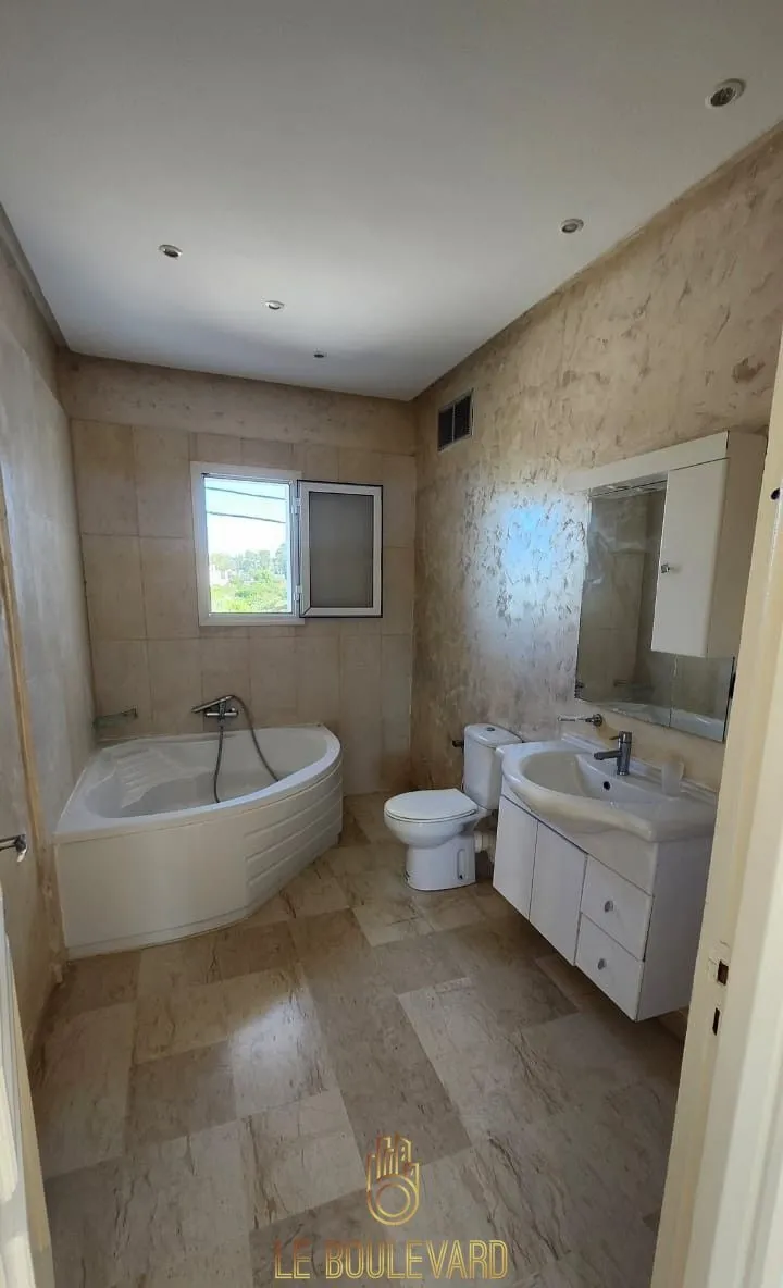 A vendre une villa duplex S+4 avec piscine, située à proximité de l’hôtel Sindbad, Hammamet.