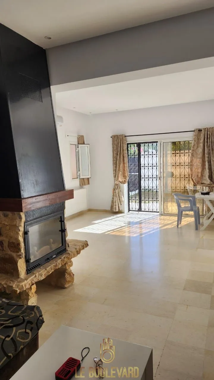 A vendre une villa duplex S+4 avec piscine, située à proximité de l’hôtel Sindbad, Hammamet.