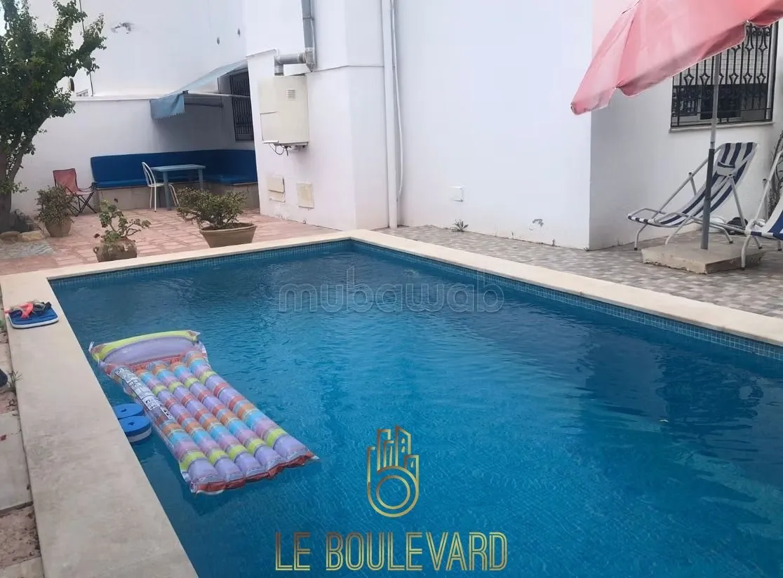 A vendre une villa duplex S+4 avec piscine, située à proximité de l’hôtel Sindbad, Hammamet.