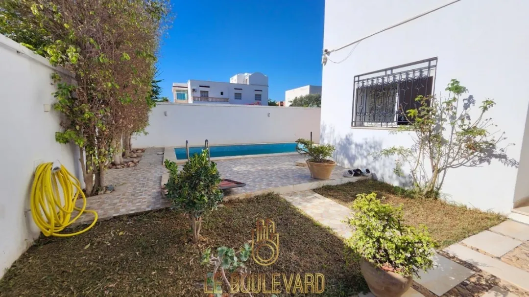 A vendre une villa duplex S+4 avec piscine, située à proximité de l’hôtel Sindbad, Hammamet.