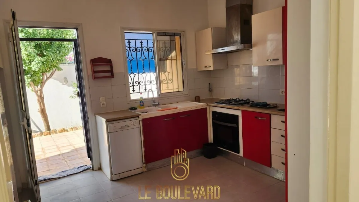 A vendre une villa duplex S+4 avec piscine, située à proximité de l’hôtel Sindbad, Hammamet.