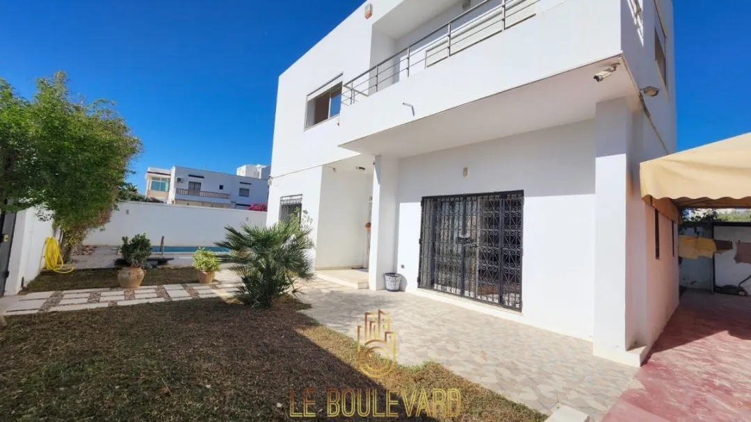 A vendre une villa duplex S+4 avec piscine, située à proximité de l’hôtel Sindbad, Hammamet.
