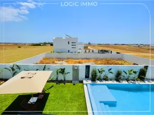 Nous vous proposons à la vente une villa nouvellement construite située dans un quartier calme 