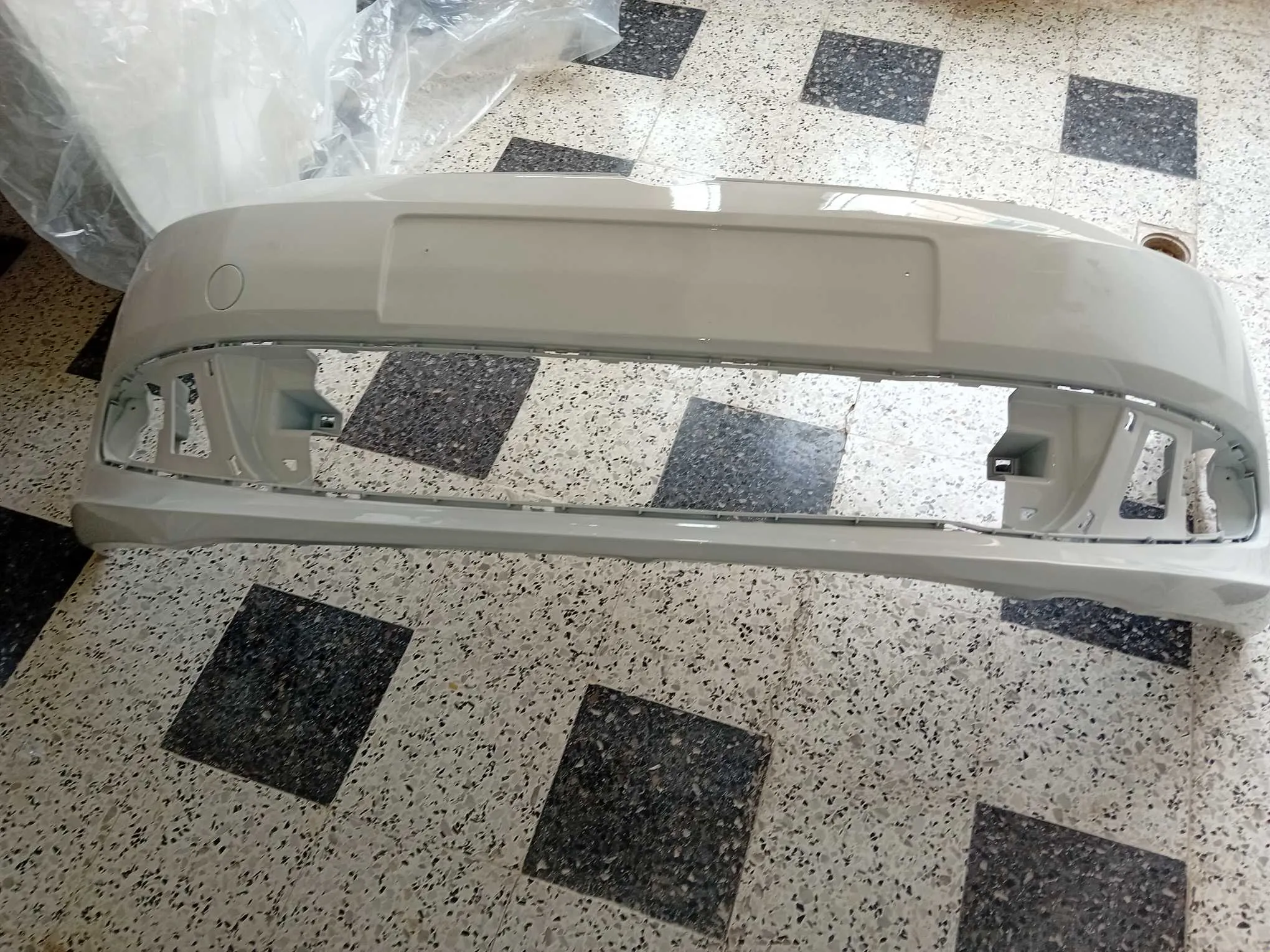 à vendre un PARACHOC Avant d'origine en bon état pour POLO SEDAN