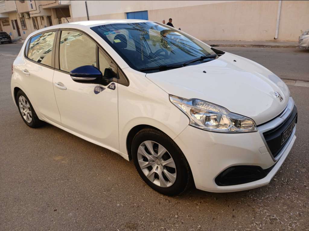 PEUGEOT 208 1er main ESSENCE Tel 24 313 594 