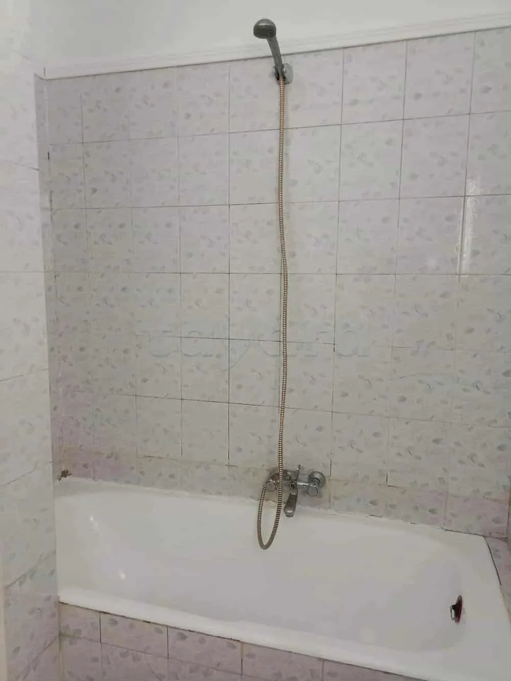 un appartements s+2 vide au 1er étage a louer situé a Borj Louzir