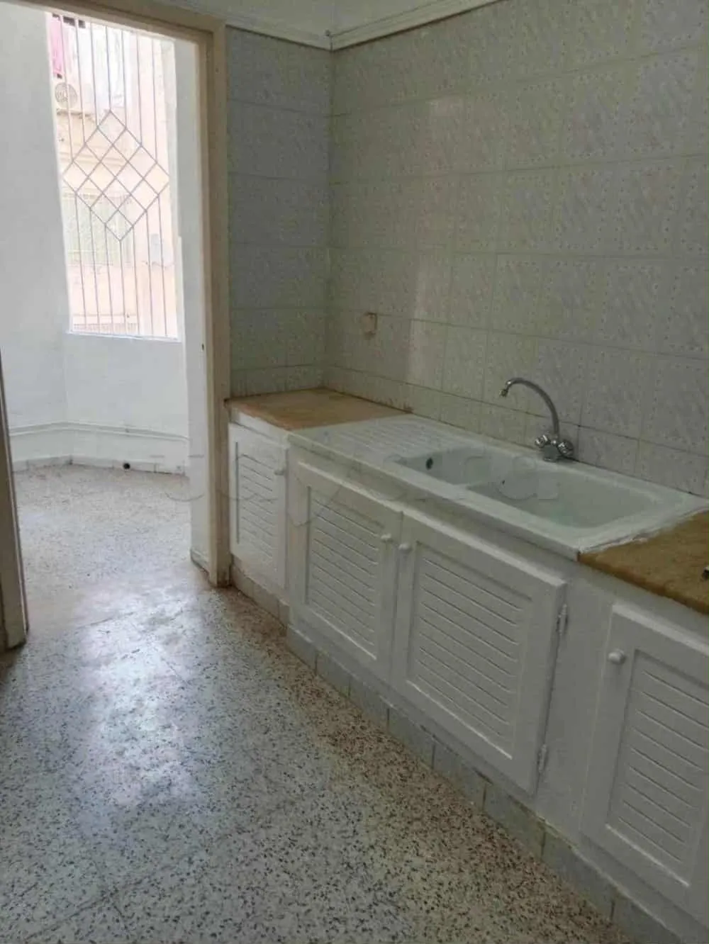 un appartements s+2 vide au 1er étage a louer situé a Borj Louzir