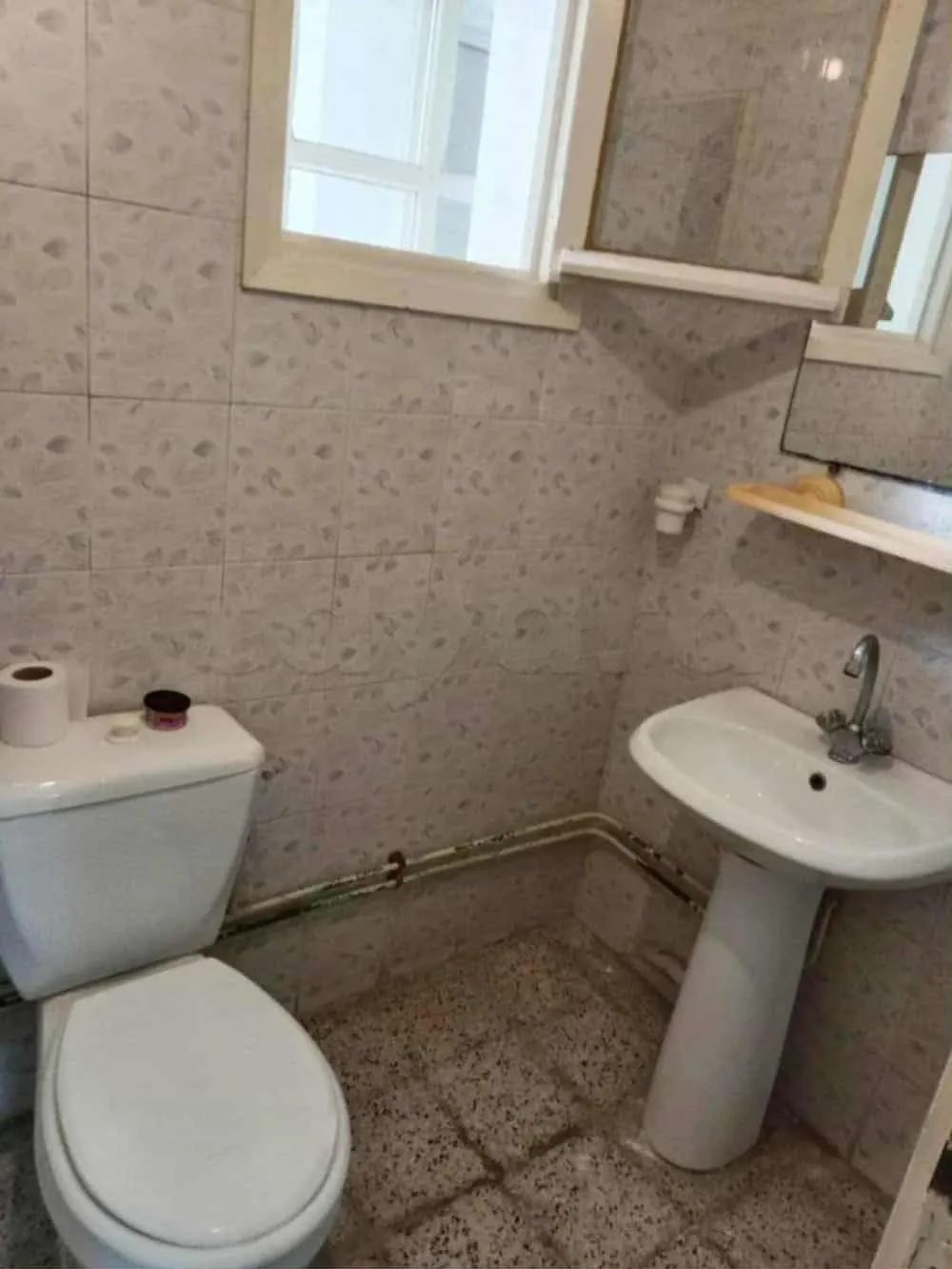 un appartements s+2 vide au 1er étage a louer situé a Borj Louzir