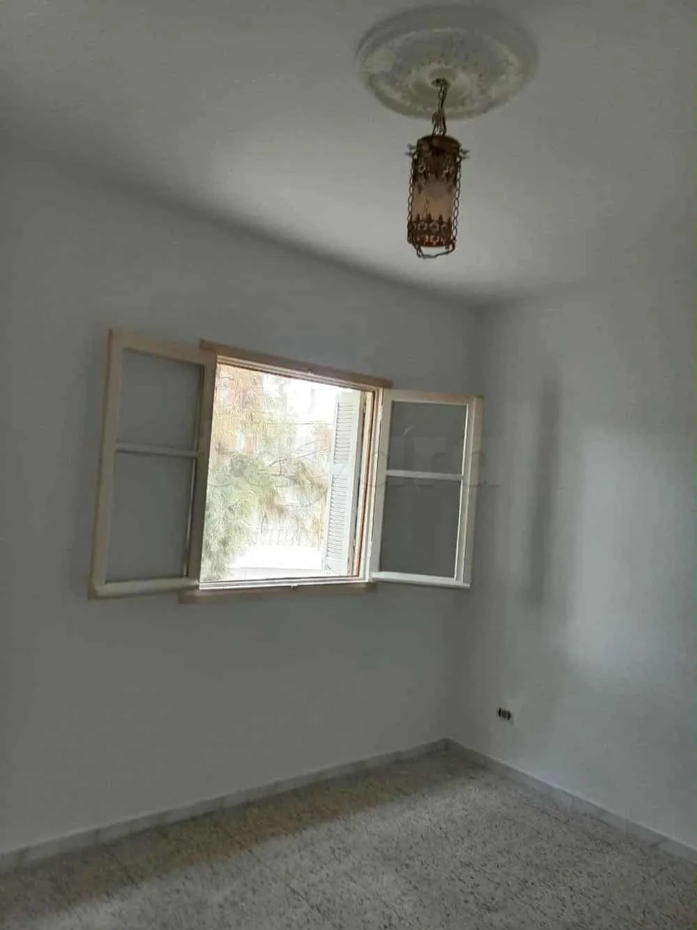 un appartements s+2 vide au 1er étage a louer situé a Borj Louzir
