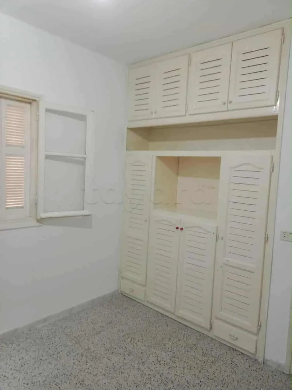 un appartements s+2 vide au 1er étage a louer situé a Borj Louzir