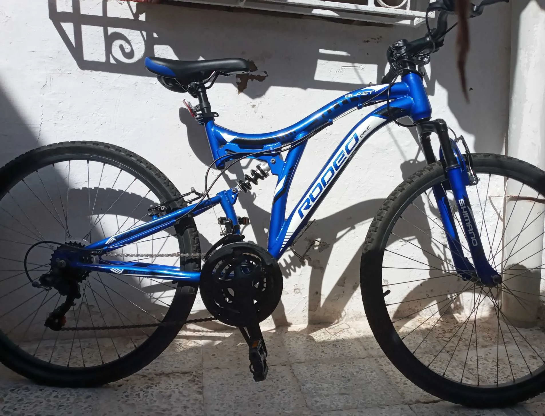 Vélo دراجة هوائية Rodeo VTT 26 pouces – زرقاء ونظيفة