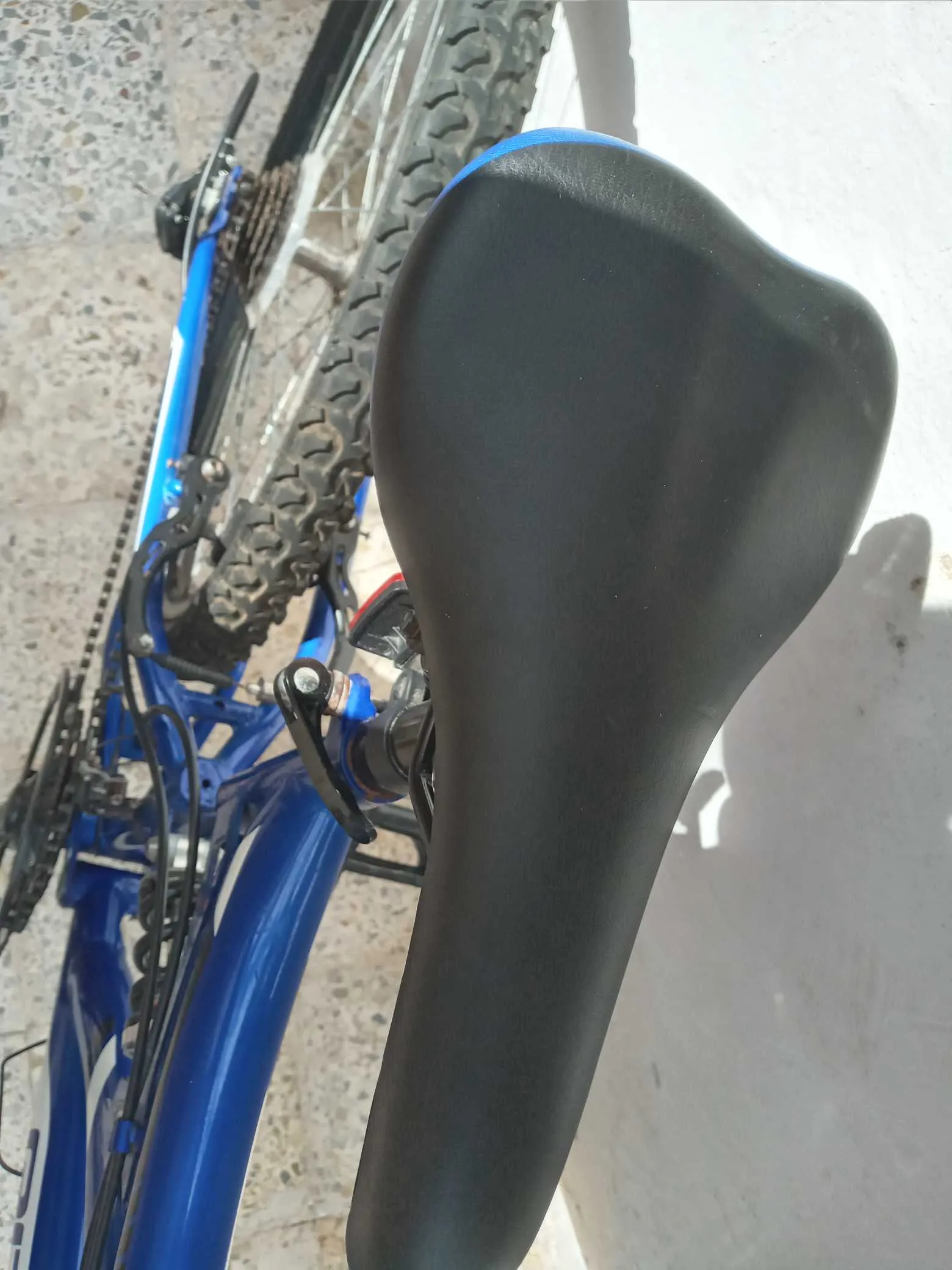 Vélo دراجة هوائية Rodeo VTT 26 pouces – زرقاء ونظيفة