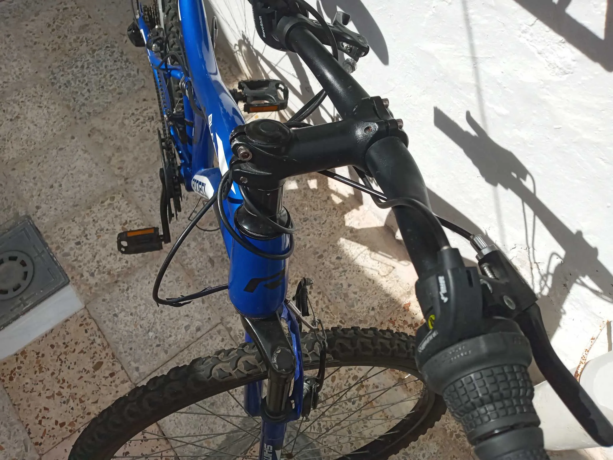 Vélo دراجة هوائية Rodeo VTT 26 pouces – زرقاء ونظيفة
