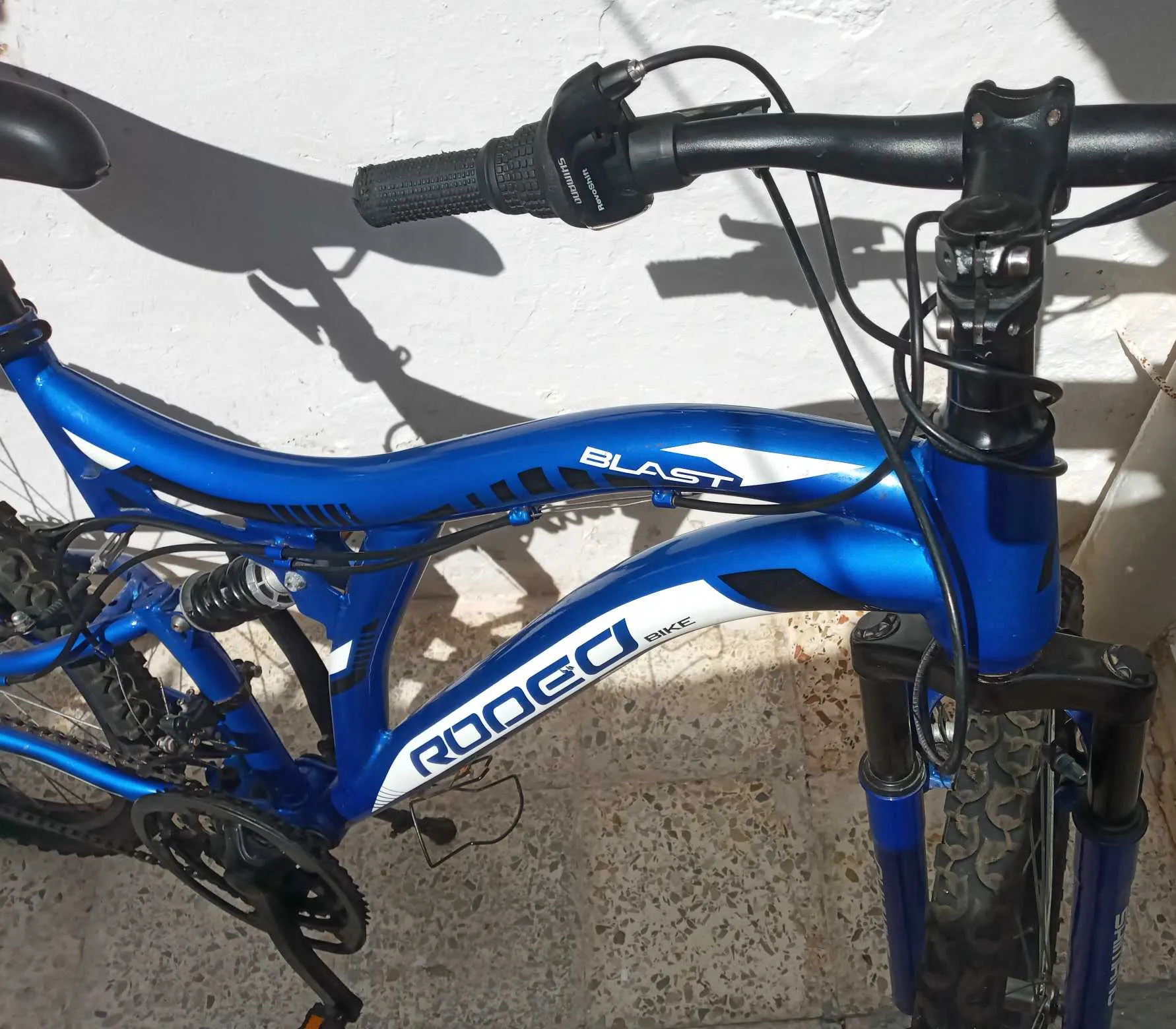 Vélo دراجة هوائية Rodeo VTT 26 pouces – زرقاء ونظيفة