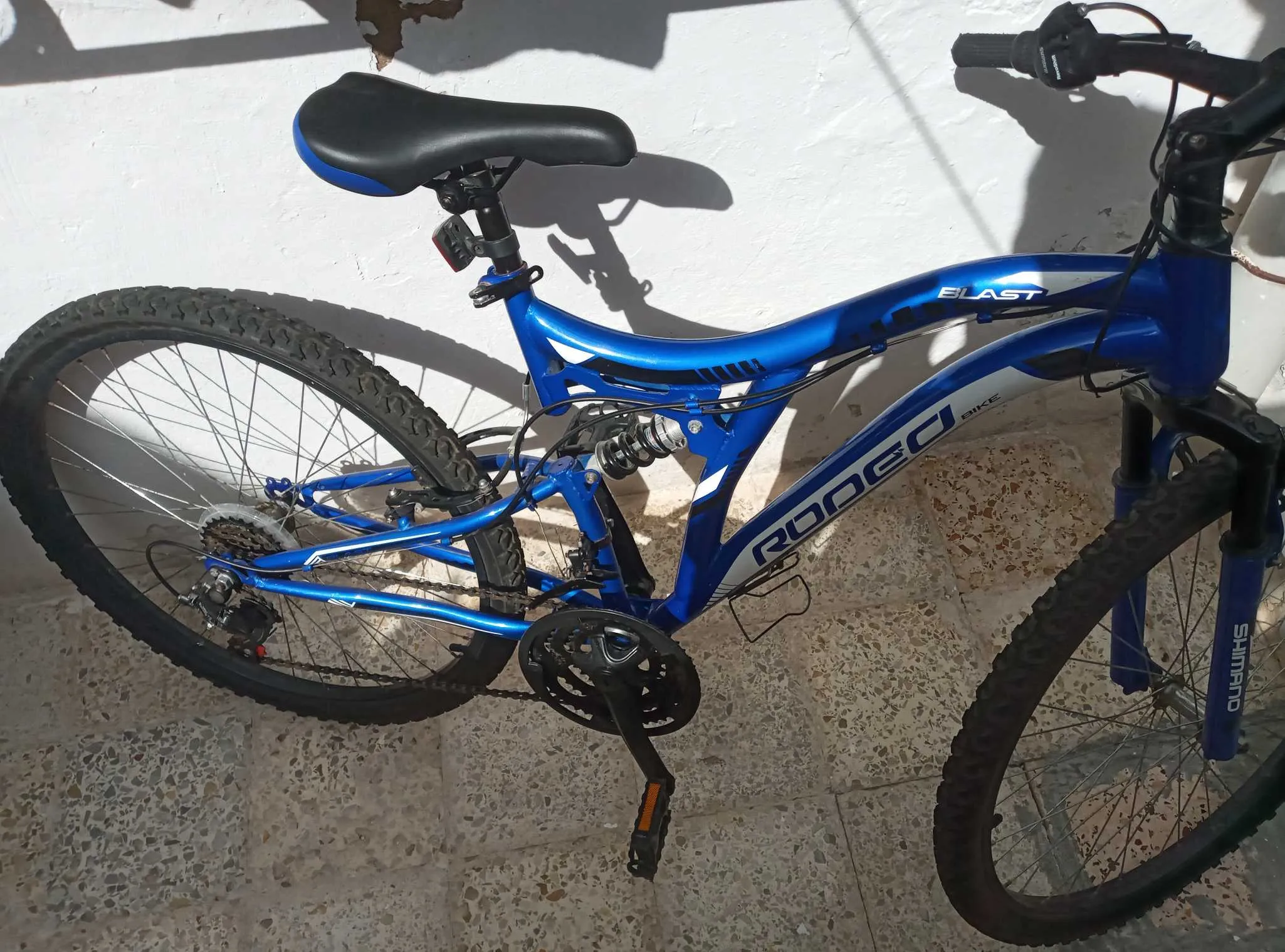 Vélo دراجة هوائية Rodeo VTT 26 pouces – زرقاء ونظيفة
