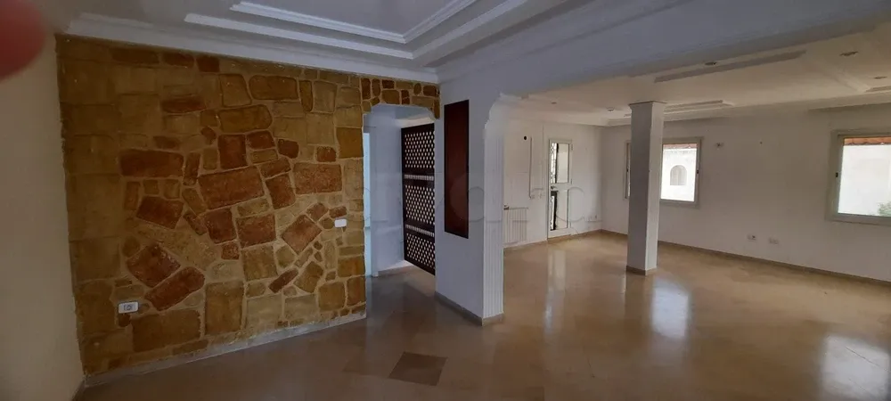 un étage d'une villa s+4 vide au rdc a louer situé a ennacer 2 prés de école rené des cartes