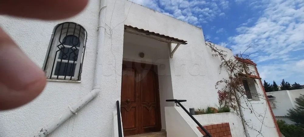 un étage d'une villa s+4 vide au rdc a louer situé a ennacer 2 prés de école rené des cartes