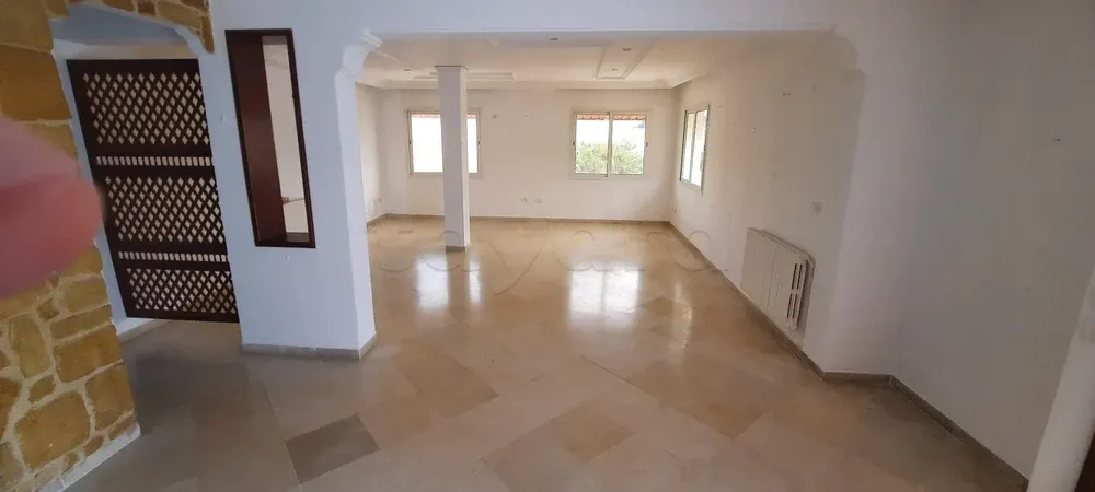 un étage d'une villa s+4 vide au rdc a louer situé a ennacer 2 prés de école rené des cartes