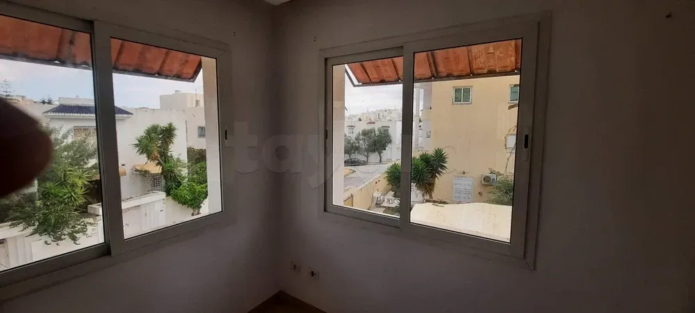 un étage d'une villa s+4 vide au rdc a louer situé a ennacer 2 prés de école rené des cartes