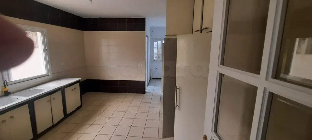un étage d'une villa s+4 vide au rdc a louer situé a ennacer 2 prés de école rené des cartes