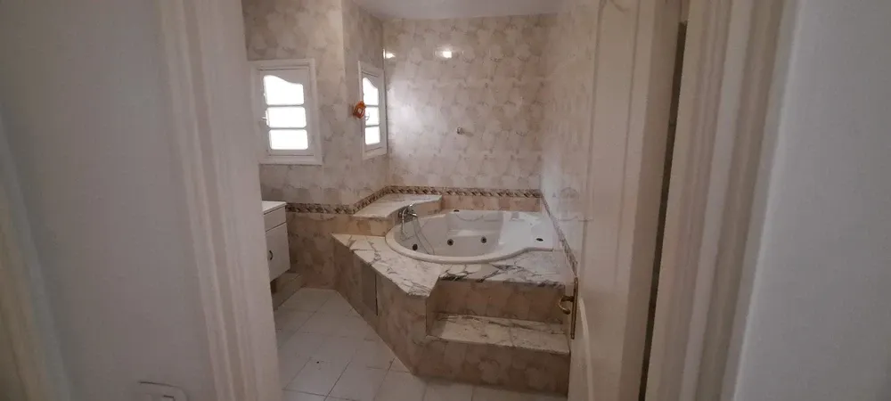 un étage d'une villa s+4 vide au rdc a louer situé a ennacer 2 prés de école rené des cartes