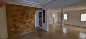 un étage d'une villa s+4 vide au rdc a louer situé a ennacer 2 prés de école rené des cartes