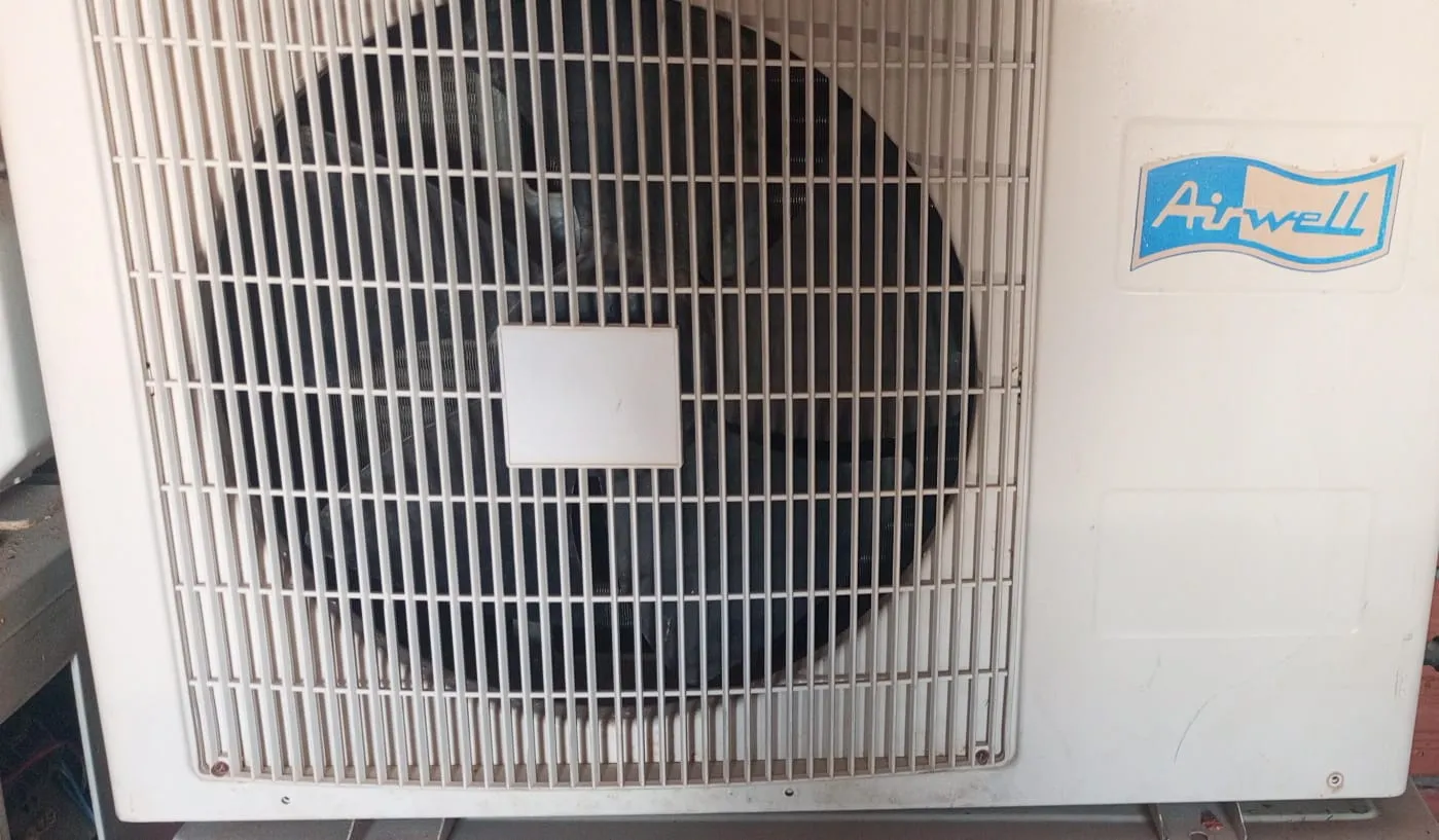 Climatiseur AIRWELL 9000 BTU ; état neuf avec support ; livré ; Installé et Garantie 2 ans 