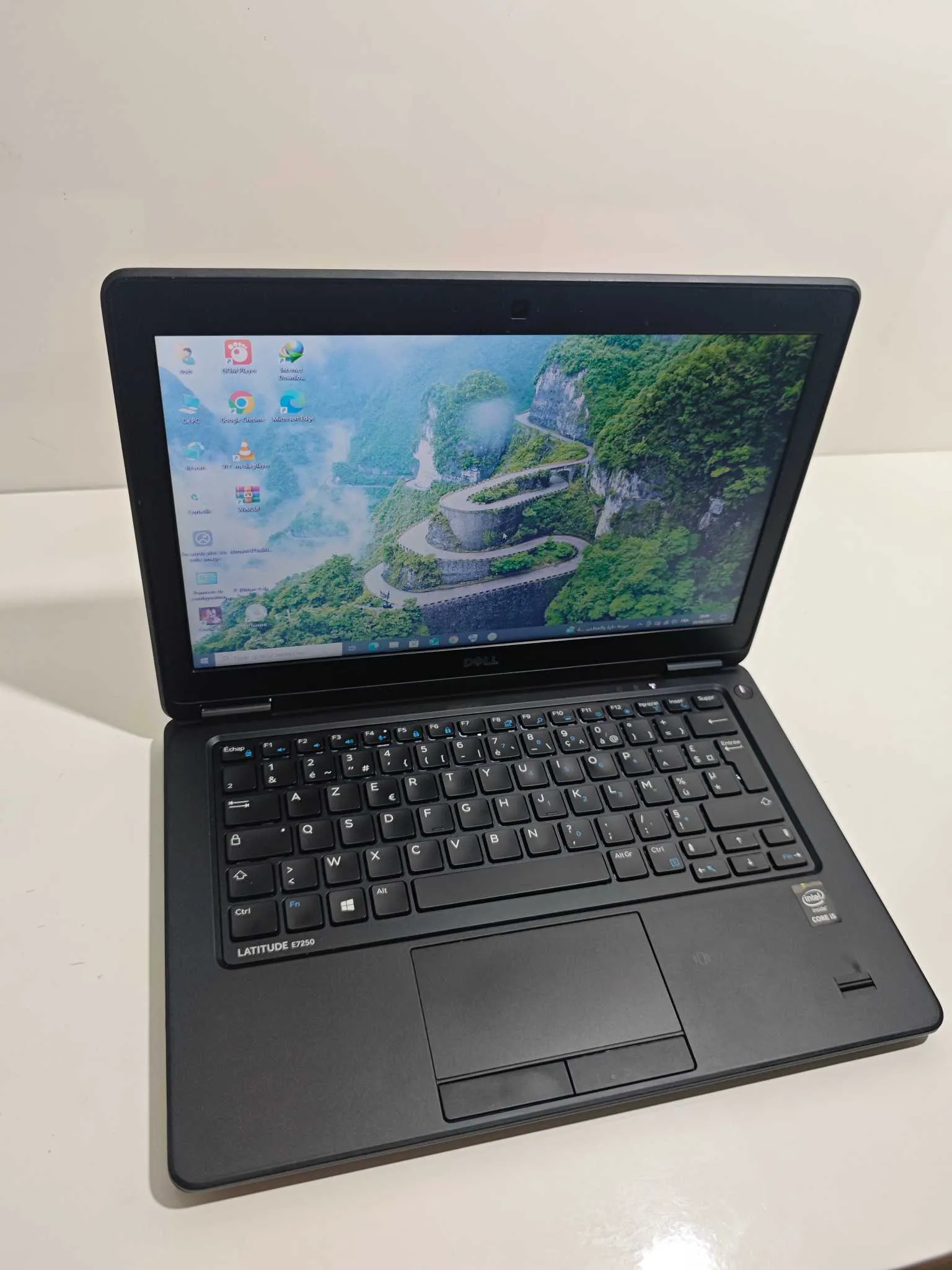 DELL LATITUDE e7250 - CHAMPION D'AUTONOMIE CONFIGURATION ! Processeur: Intel Core i5-5300U RAM: 8 Go