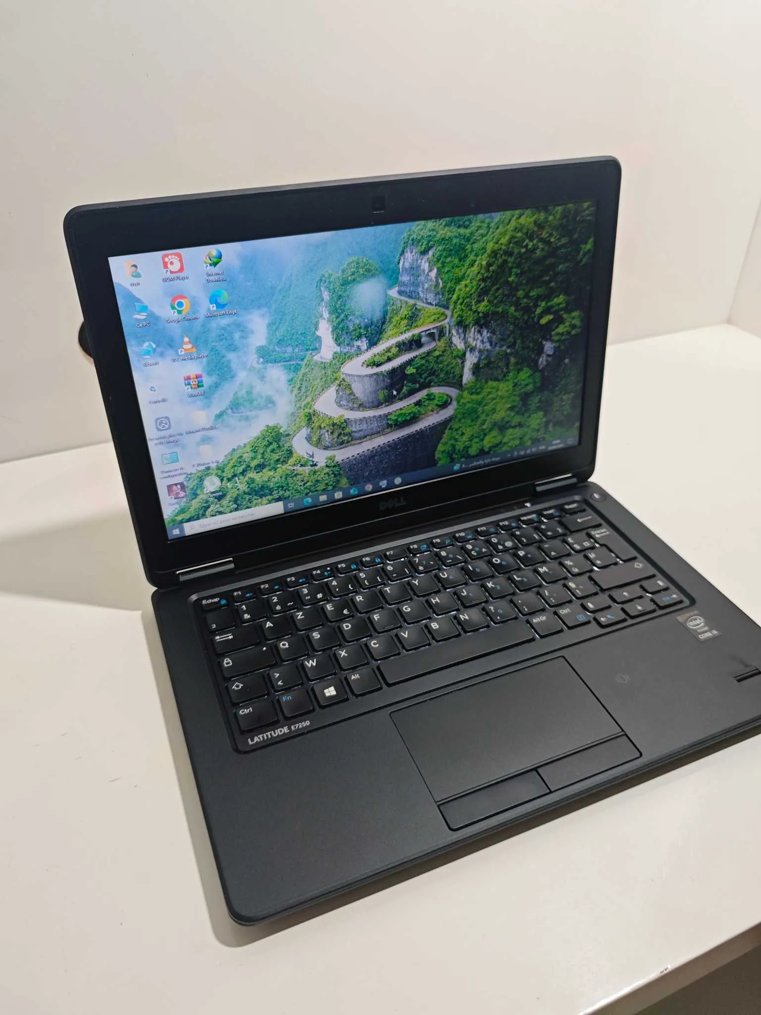DELL LATITUDE e7250 - CHAMPION D'AUTONOMIE CONFIGURATION ! Processeur: Intel Core i5-5300U RAM: 8 Go