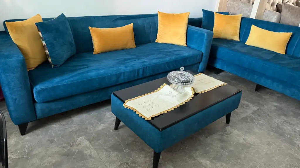 Salon bleu deux pouffes
