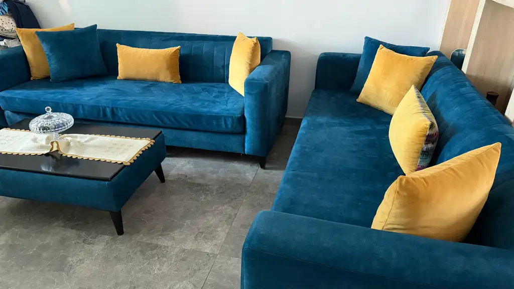 Salon bleu deux pouffes