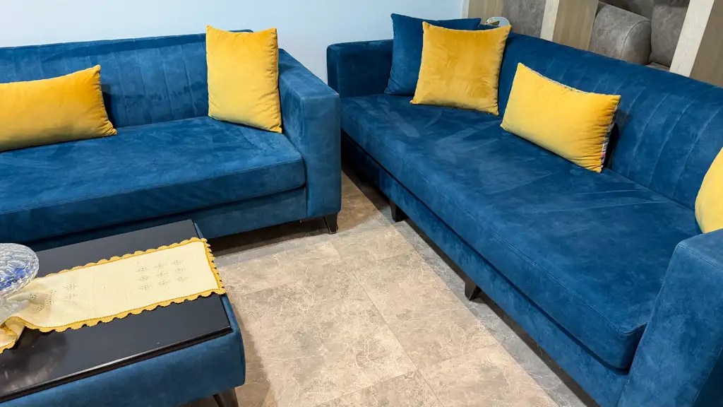 Salon bleu deux pouffes