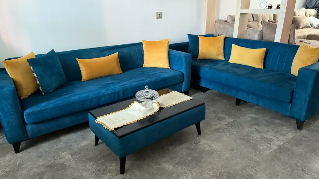 Salon bleu deux pouffes
