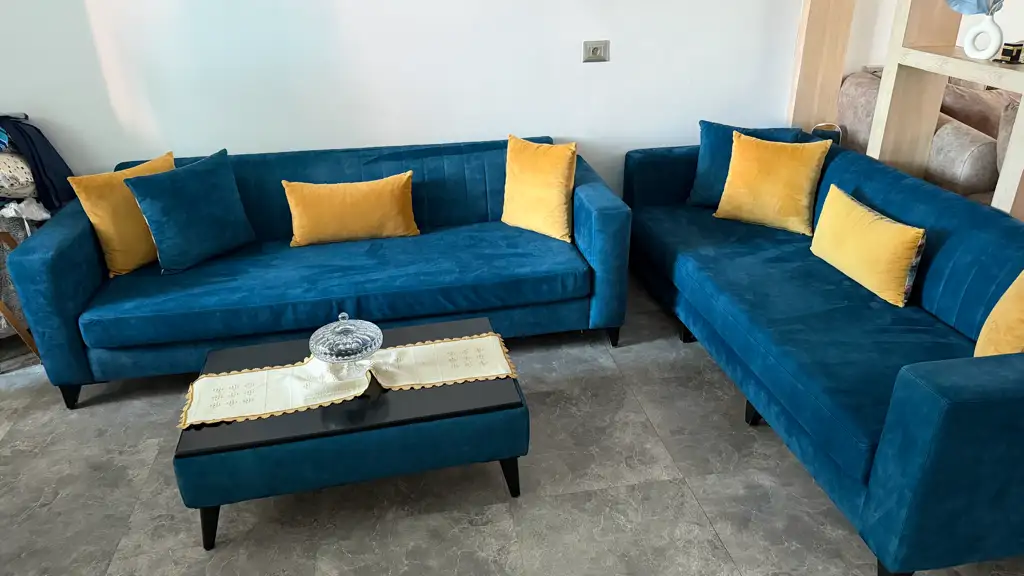 Salon bleu deux pouffes