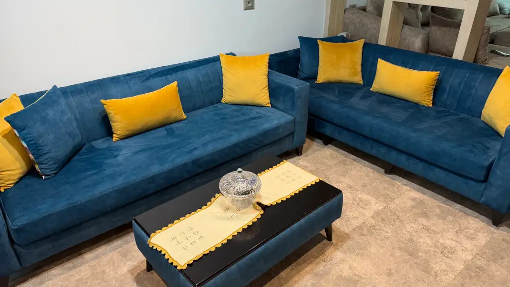 Salon bleu deux pouffes