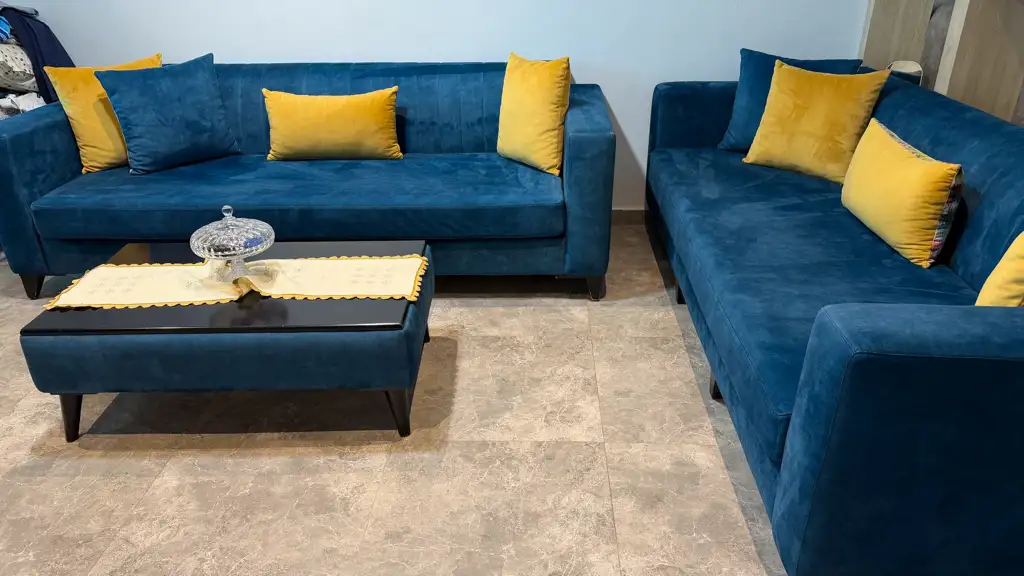 Salon bleu deux pouffes
