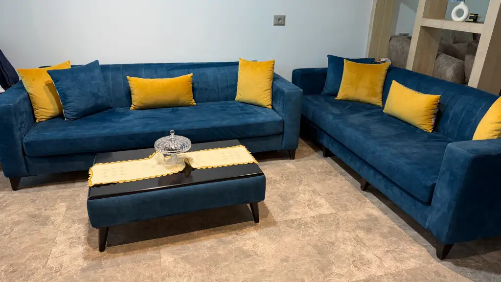 Salon bleu deux pouffes