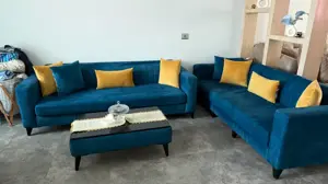 Salon bleu deux pouffes 