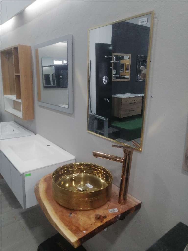 Vasque/robinet/meuble/portes int.ext/miroir Led/cabine et colonne de douche/cuvette/évier.... ext