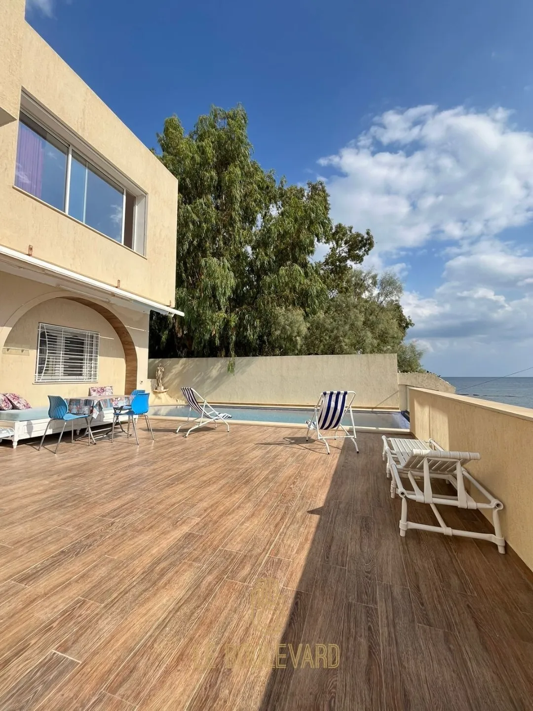 Location Estivale : Villa S+4 Pied Dans L'eau Avec Piscine à Benikhiar, Nabeul 