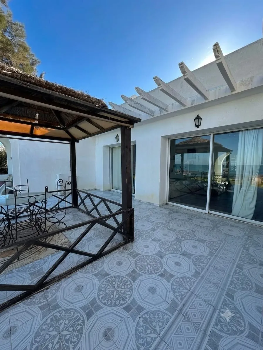 🌊 À VENDRE : VILLA PIEDS DANS L'EAU – CHATT MERIEM 