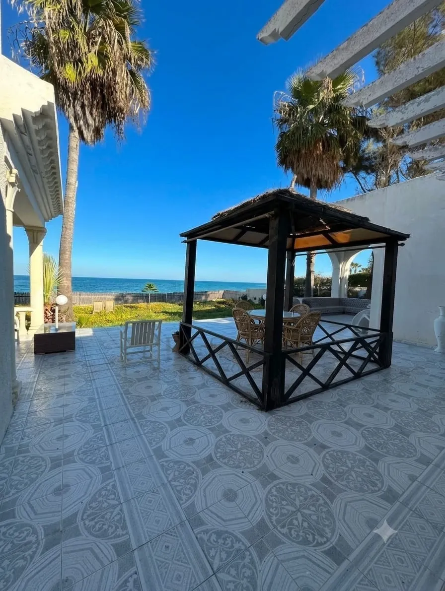 🌊 À VENDRE : VILLA PIEDS DANS L'EAU – CHATT MERIEM 